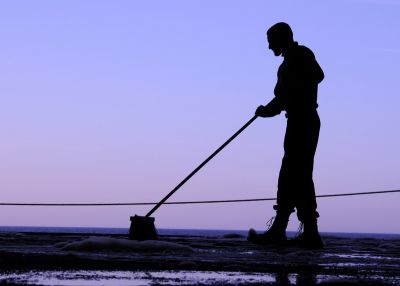 Silhouette eines putzenden Mannes